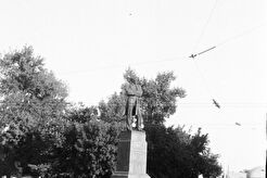 У памятника Чернышевскому (1960)
