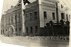 Зимой перед зданием ректората ЯГУ (1960)