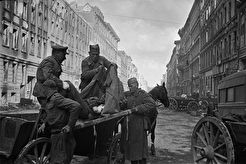 Ausladen der verwundeten in den medizinischen Punkt an der Friedrichstraße (1945)