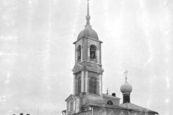 Вид на Златоустовскую церковь и шишкинскую богадельню (1900)