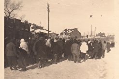 Каля цэнтральнага ўваходу на Суражскi рынак (1941)