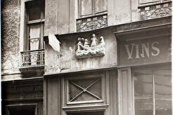 42 rue Galante. Enseigne de boutique (1900)