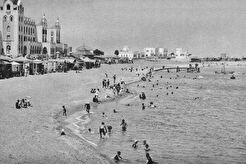 Отдыхающие на пляже у отеля Grande Albergo delle Rose (1928)