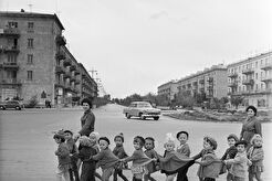 На прогулке (1960)