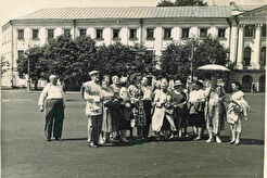 Группа туристов на Советской площади (1960)
