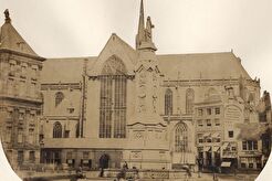 Nieuwe Kerk na de sloop van het ministerie (consistoriekamer). Voorgrond Naatje van de Dam (1859)