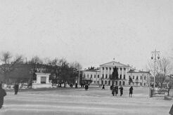 Площадь перед зданием суда (1960)