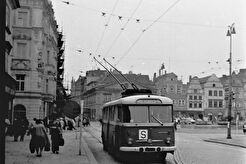 Trolejbus Škoda 9Tr na Náměstí (1965)
