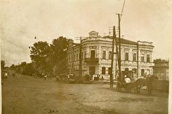 Вид с ул. Пионерской на клуб Железнодорожников (1917)