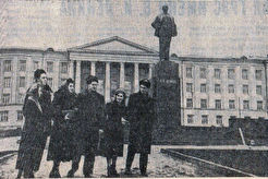 У памятника В.И.Ленину (1960)