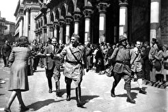 Una donna saluta il generale Ratti del Corpo Volontari per la Libertà (1945)