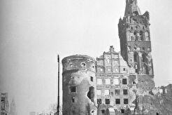 Кёнигсберг. Грузовики РККА перед Королевским замком (1945)