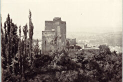 Granada. Las torres Bermejas vistas desde los adarves (Alhambra) (1870)
