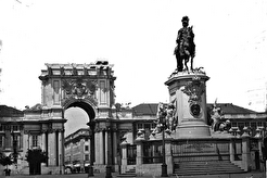 Estátua equestre de D. José I com o Arco da Rua Augusta em construção em plano de fundo (1870)