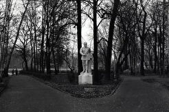 Памятник Дзержинскому на аллее одного из московских парков (1990)