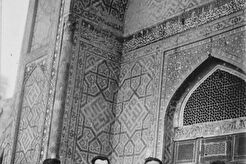 Группа людей во дворике мечети Тилля-Кари (1960)