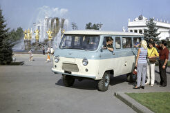 ВДНХ СССР. Площадь Дружбы народов. Советский автобус УАЗ-452В (1970)