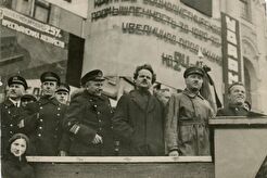 На площади Урицкого (1930)