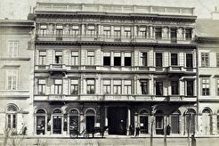 Eötvös tér 2., Sárkány-ház (1872)
