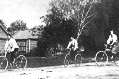 Жители деревни Ржавки на велосипедной прогулке (1913)