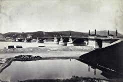 Margit híd a mai Jászai Mari tér felől nézve, kilátással a Rózsadomb felé (1870)