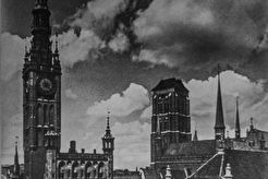 Langenmarket mit Rathaus, Artushof und Marienkirche (1939)