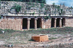 Cisterna fuera del Palacio, Labna (1983)