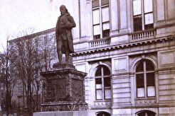 Franklin statue in front of City Hall (1856)