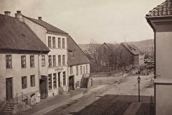 Rådhusgatas nedre kvartal med nr. 1 og 3, mot sjøbodene ved Børshagen (1870)