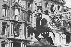 Stadtschloss. St. Georg – der Drachentöter Denkmal (1945)