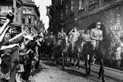 Obyvatelé města vítají spojenecké vojáky (1945)