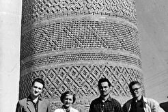 Георгий Свиридов с товарищами у минарета Калян (1960)