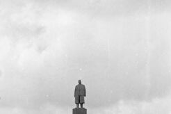 Памятник Сталину у входа на Батумский бульвар (1960)