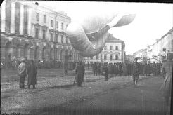 Спуск наблюдательного аэростата на улице Халтурина (1920)
