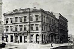 Lánchíd (Clark Ádám) tér a Lánchíd utcából nézve (1873)