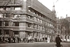 Nieuwezijds Voorburgwal 226. Links: Paleisstraat (1940)