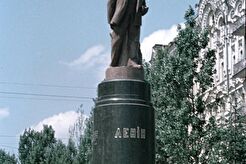 Дети у памятника Ленину (1950)