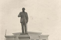 Памятник Павлову. Сзади филармония им. Есенина, около 1960 (1960)