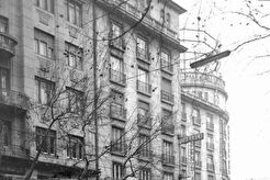 Károly (Tanács) körút 3/a, mellette az Astoria kereszteződésnél az MTA lakóház (1960)