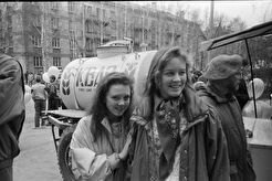 Первомай, рядом с кафе Улыбка (1991)
