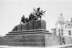 У памятника Чапаеву (1960)
