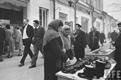 На улице Кирова у обувного магазина "Гузал" (1960)