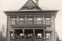 У конторы правления «Товарищества Реутовской Мануфактуры» (1890)