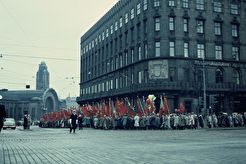SKP:n vappumarssikulkue Kaivokadulla (1960)