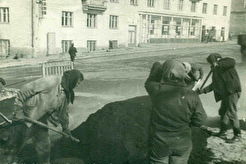 Дорожные работницы (1960)