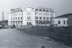 Универмаг на углу улиц Ярославского и Аммосова (1960)