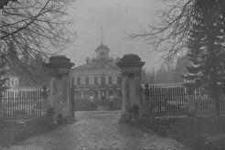 Ворота у главного корпуса санатория (1930)