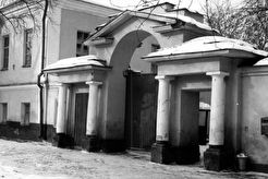 Свердловск. Проспект Ленина, 11А. Жилой дом усадьбы И. В. Полкова. Ворота (1980)
