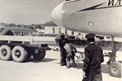 Подготовка к буксировке Ил-18 (1960)