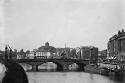 Circus Busch von Süden, im Vordergrund die Friedrichsbrücke (1920)